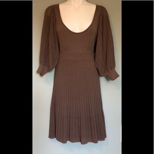 Bebe SS sweater dress with pleats